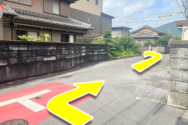 突き当たりを右に曲がり一つ目のＴ字路を左に曲がりしばらく直進します。