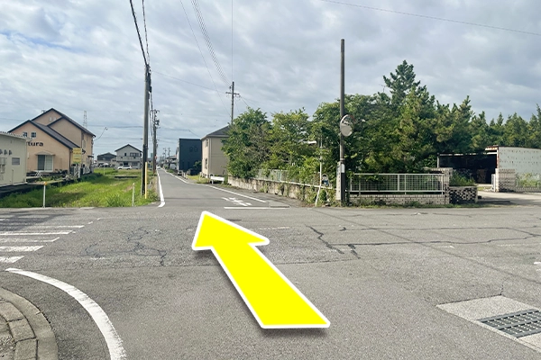 交差点を渡り600mほどまっすぐ進みます。