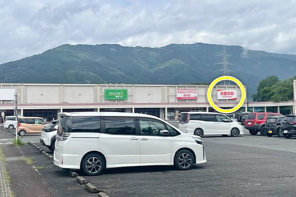 駐車場を直進し店舗の並びまで進みます。
