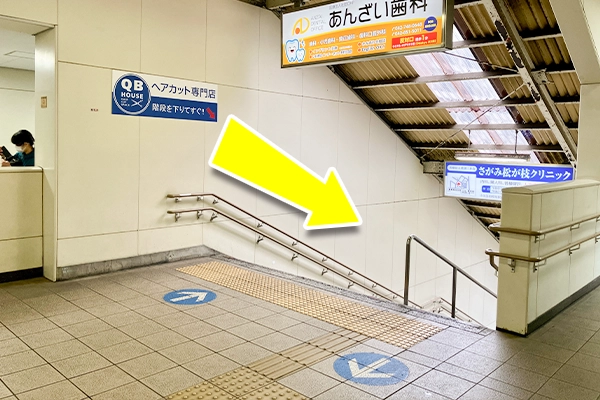 南口の階段、またはエスカレーターで降ります。