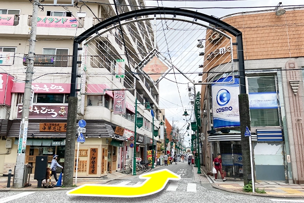ローターリーを左に周り、横断歩道を左に曲がります。