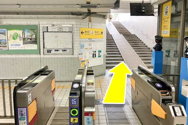 伊勢田駅改札を出て西出口へ進みます。