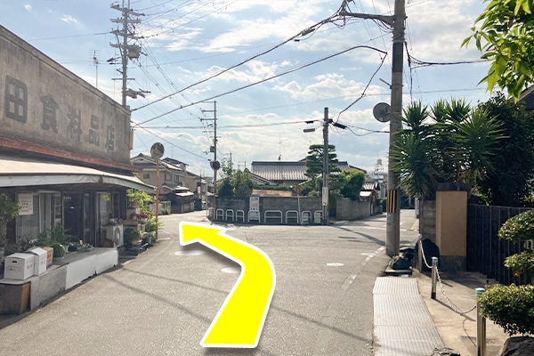 こちらの岐路を左側に400ｍ程進みます。