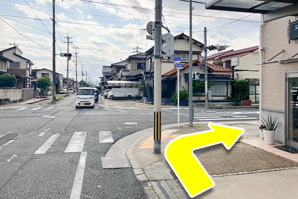 大きな交差点で右に曲がり、突き当たりのＴ字路まで600ｍ程直進します。