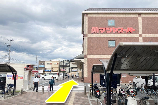 Ｔ字路の右手にマツヤスーパーがございます。