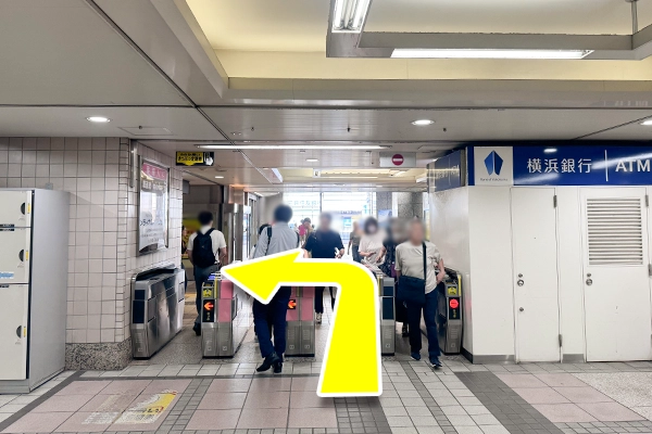 京急線上大岡駅1階改札口の横浜銀行ＡＴＭ左側の改札から出て左に進みます。