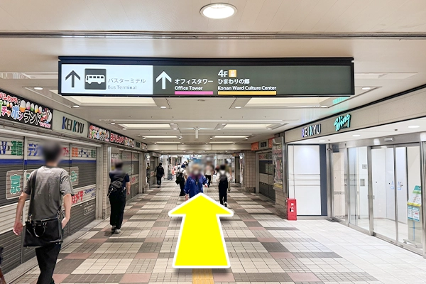 40ｍほど直進すると、セブンイレブンとその向かい側に『ＫＥＩＫＹＵ　Ｗｉｎｇ』の入口が見えて参ります。