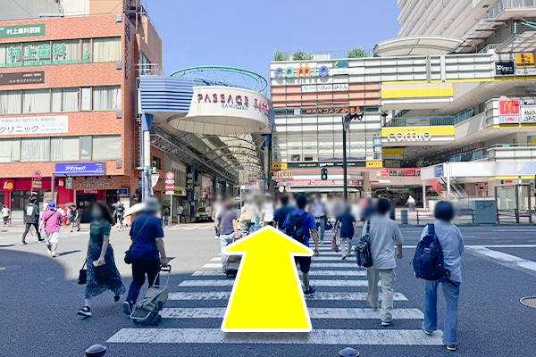 目の前の横断歩道を渡り、商店街の中へそのまま直進します。