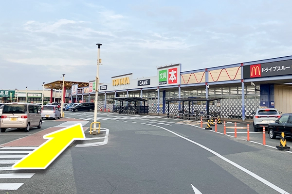 『マクドナルドドライブスルー』と『TSUTAYA』を右手に進んでください。