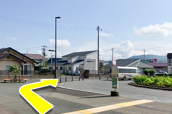 ロータリーに沿うように左回りで道なりに進みます。