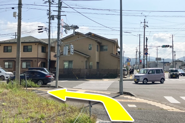 一つ目の交差点を左に曲がります。