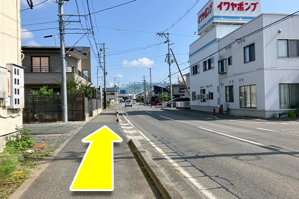 道なりにこのまましばらく直進します。