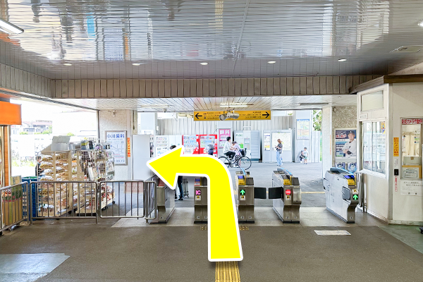 東大和市駅改札を出て左に曲がります。