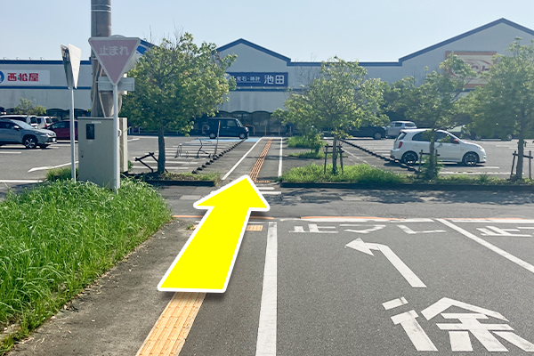 前方に「時計宝石池田」が見えますので、店舗まで直進します。