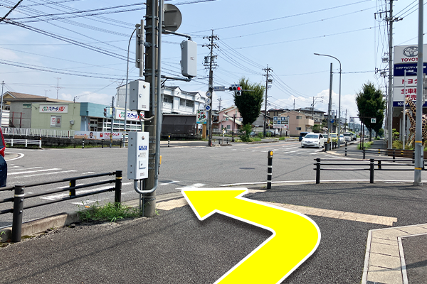 東町1丁目の交差点を左折します。