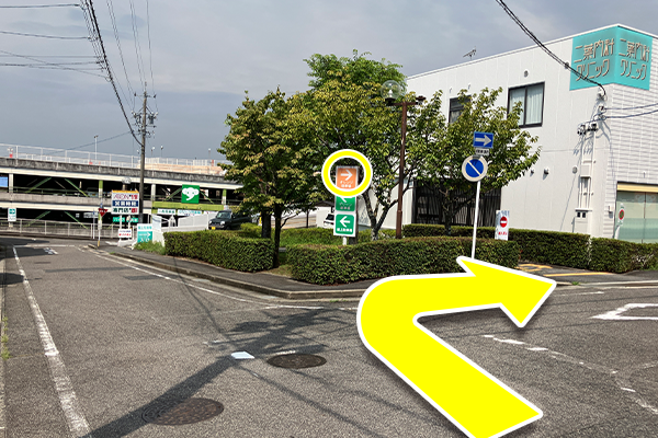 一つ目の角にある駐車場の看板のオレンジ駐車場方面へ右折をします。