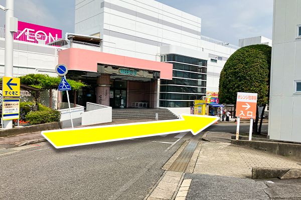 左手に見えるグリーンシティ高橋、東2階入口を通過します。