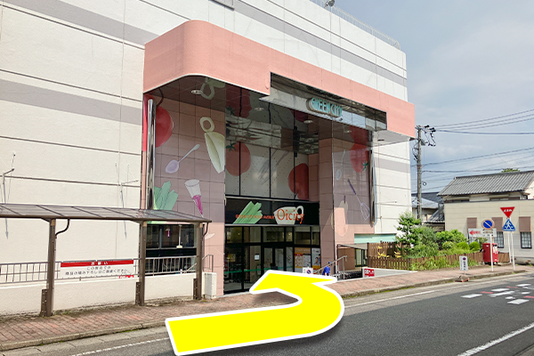 次に左手に見えてくるグリーンシティ高橋の1階東入口から入店します。