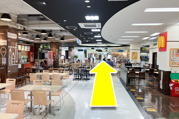 そのまま直進してフードコートを通過します。