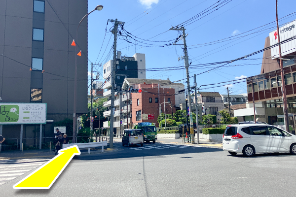 こちらの交差点もまっすぐに進みます。