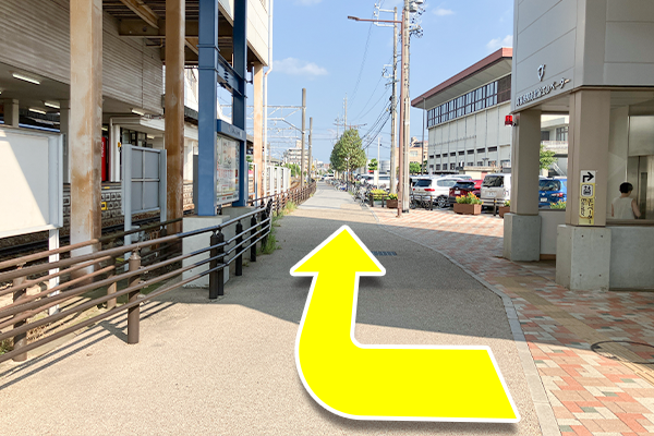 南口階段を降りて右方向直進します。