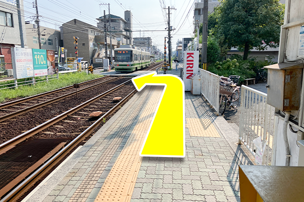 古江駅のホームを踏切の方へ向かいます。