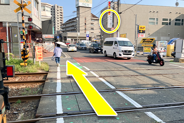 ホームを出て、もみじ銀行の方へ進みます。