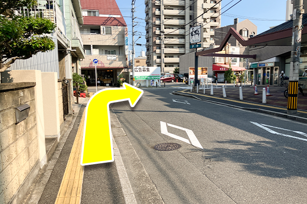 直進して突き当たりまで進み、突き当たりを右折します。