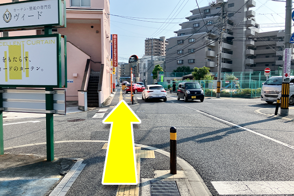 そのまましばらく直進します。