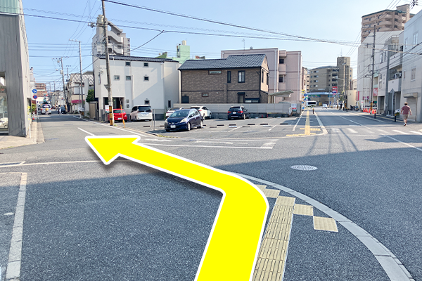 こちらの岐路を『川口クリニック』を右手に沿うように進みます。