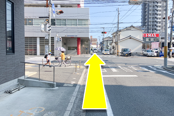 しばらく直進をすると、大きな交差点に出ますので、横断歩道を渡りさらに直進します。