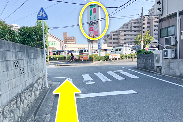 正面にフジ庚午店が見えて参ります。