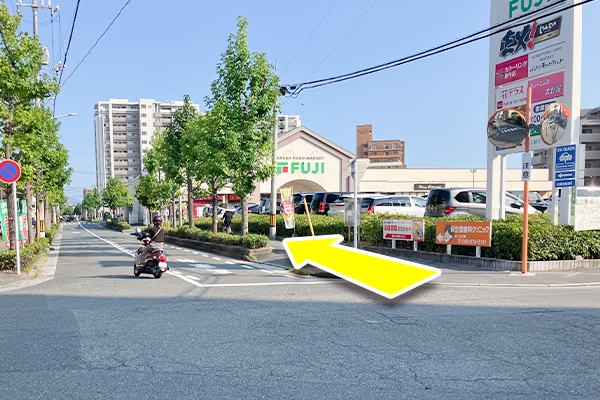 そのままフジ庚午店を右手に沿うように直進します。