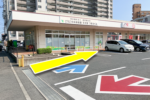 入口から入って頂き直進します。