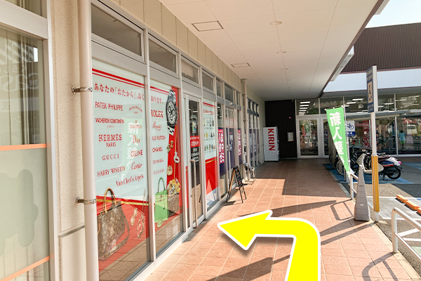 左手に『おたからやフジ庚午店』がございます。
