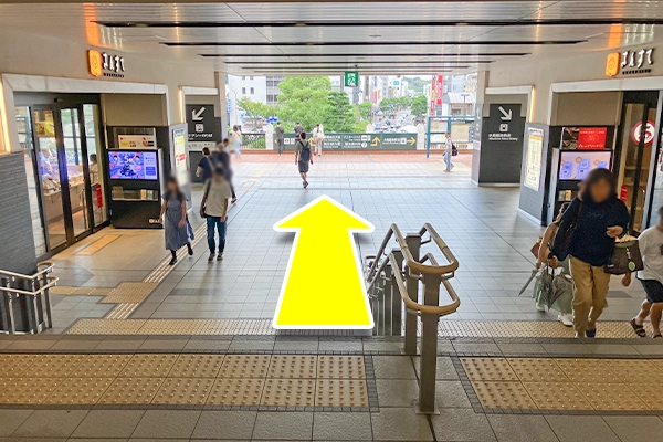 階段を下りて直進をし、外へでます。
