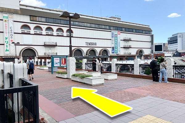 外へでると左手に天満屋が見えますので、天満屋の方へ進み階段を下ります。
