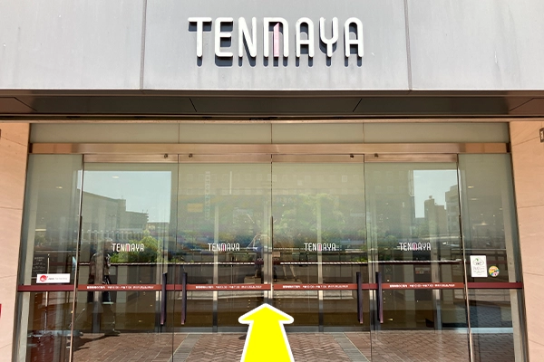 中央正面入り口から入店し正面のエスカレーターから4階まで上がります。
