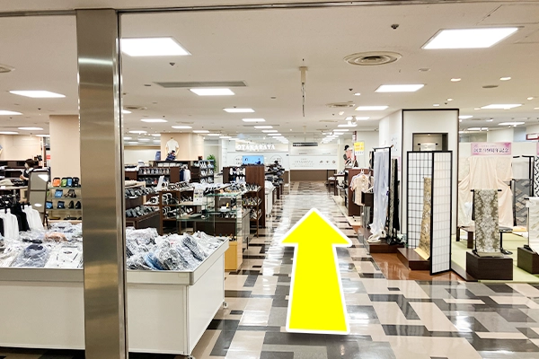 エスカレーターを降りて左へ直進し突き当たりまで進みます。