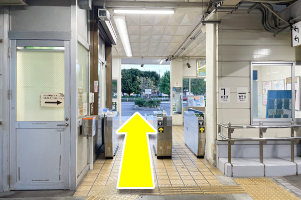 新蒲原駅改札を出てます。