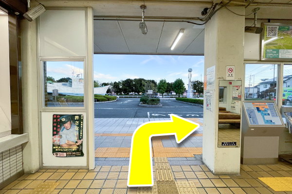 駅を出て右に曲がりロータリー沿いを進みます。