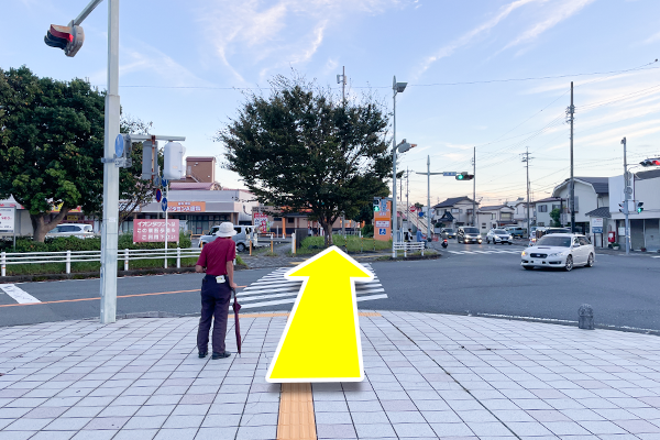 一つ目の横断歩道を渡りまっすぐ進みます。