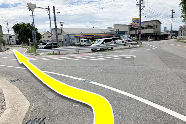交差点を左折して坂を登ります。