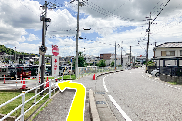 左手のウイングタウン岡崎店の入り口から入ります。
