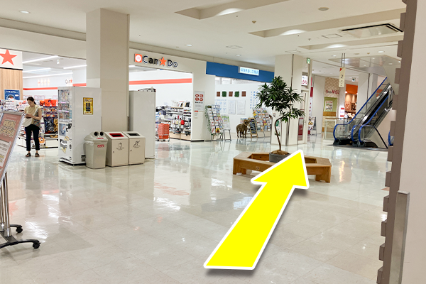 右奥、エスカレータの方へ進みます。