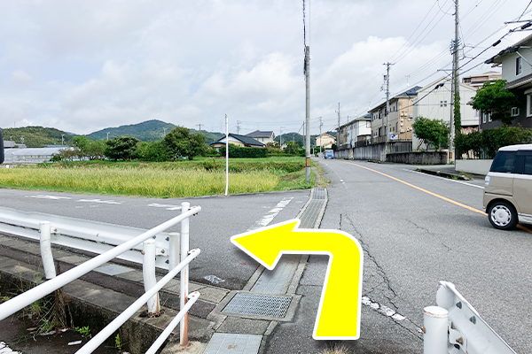 一つ目の角、ミニストップ裏の道を左に曲がります。