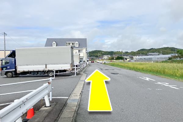 そのまま直進します。