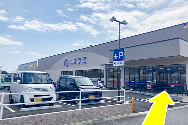 こちらの入口から入店し、すぐ左手に進みます。