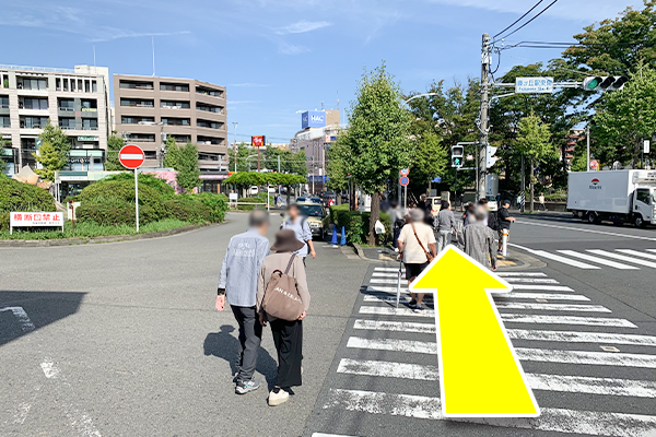 左手に横断歩道があるので、すき家のある通りを直進します。