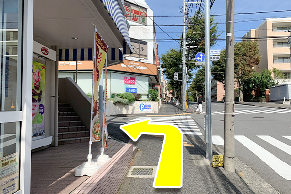 ジョナサンがある角を左に曲がります。